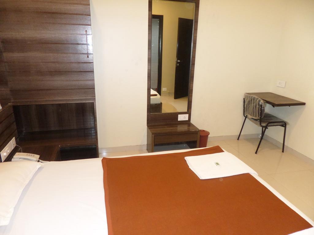 Sai Heera Residency Hotel Shirdi Ruang foto